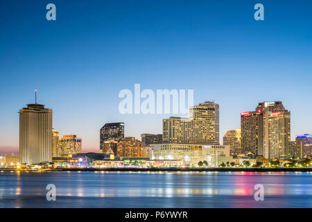 Etats-unis, Louisiane, Nouvelle Orléans. Vue sur le centre-ville de New Orleans skyline de tout le fleuve Mississippi au crépuscule. Banque D'Images