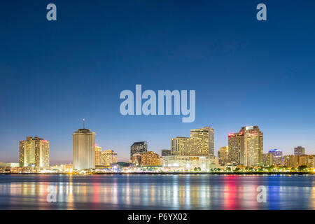 Etats-unis, Louisiane, Nouvelle Orléans. Vue sur le centre-ville de New Orleans skyline de tout le fleuve Mississippi au crépuscule. Banque D'Images