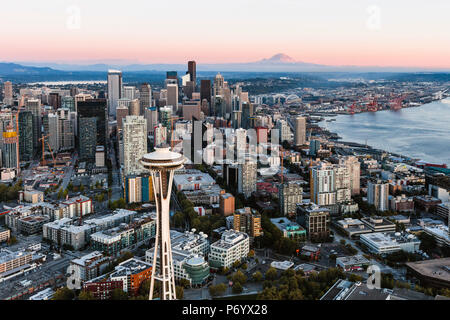 Vue aérienne de la Space Needle et le centre-ville au coucher du soleil avec les Mt Rainier dans l'arrière-plan, Seattle, Washington, USA Banque D'Images