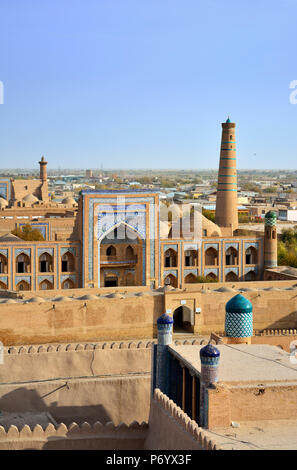 La vieille ville de Khiva (Itchan Kala), site du patrimoine mondial de l'Unesco. Kutlug Murad Inak madrassah. L'Ouzbékistan Banque D'Images