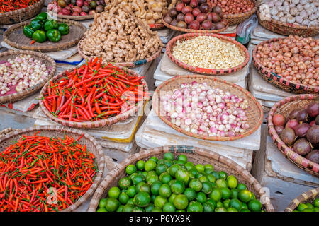 Chili Peppers, limes, le gingembre et l'ail pour la vente au marché de Dong Xuan, Hoan Kiem District, Hanoi, Vietnam Banque D'Images