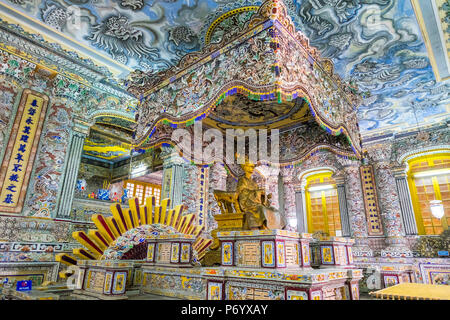 Intérieur du tombeau de Khai Dinh (Lang Khai Dinh), Huong Thuy District, province de Thua Thien-Hue, Vietnam Banque D'Images