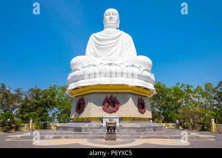 Bouddha géant à la Pagode Long Son (Chua) Long Son temple bouddhiste, Nha Trang, province de Khanh Hoa, Vietnam Banque D'Images