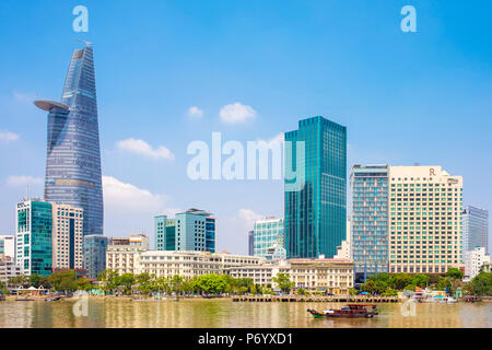 Le centre de Ho Chi Minh Ville (Saigon) skyline sur la rivière Saigon, Vietnam Banque D'Images