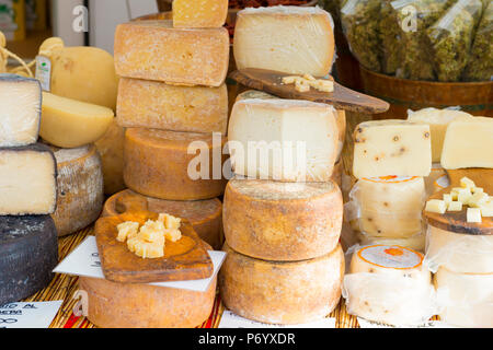 Divers fromages à vendre au stand. Banque D'Images