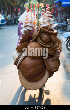 Femme vendant des biens location dans le vieux quartier de Hanoi, Vietnam Banque D'Images