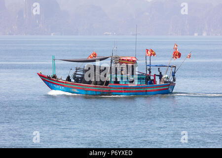 Bateau de pêche colorés avec des drapeaux, la baie d'Halong, Province de Quang Ninh, Vietnam, Asie du Sud-Est, du Nord-Est Banque D'Images