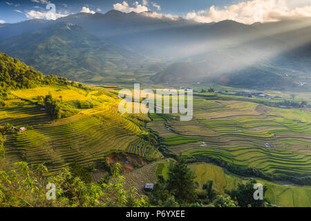 Rayons de soleil sur les montagnes entourant les rizières en terrasses à Tu Le, Province de Yen Bai, Vietnam, Asie du Sud-Est Banque D'Images