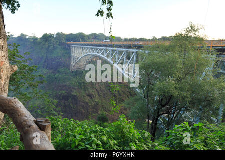 Le Zimbabwe, les chutes Victoria, Victoria Falls Pont reliant la Zambie avec le Zimbabwe sur la rivière Zambèze Banque D'Images