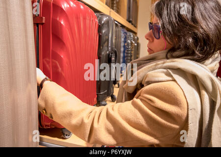 Woman Shopping Travel Suitcase. Banque D'Images