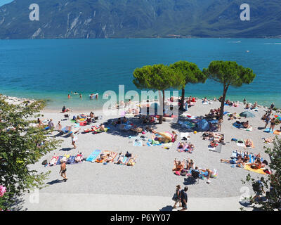 Limone sul Garda, Italie - Août 2016 : Les gens s'amuser et se détendre sur la plage, au lac de Garde Banque D'Images