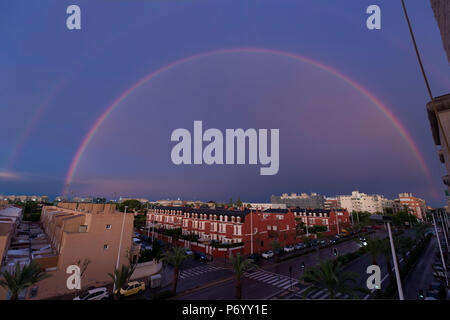 Double arc-en-ciel dans le ciel de la ville d'Elche en Espagne. Plan horizontal. Banque D'Images