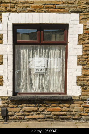 Ouvrir une fenêtre d'une maison mitoyenne à Treforest, Pontypridd, Pays de Galles, la publicité chambres à louer pour étudiants Banque D'Images