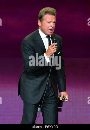 Le chanteur Mexicain Luis Miguel effectue en direct à un spectacle dans le cadre de son 'Mexique por Siempre' Tour à l'American Airlines Arena avec : Luis Miguel Où : Miami, Florida, United States Quand : 01 Juin 2018 Crédit : Johnny Louis/WENN.com Banque D'Images