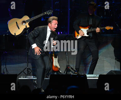 Le chanteur Mexicain Luis Miguel effectue en direct à un spectacle dans le cadre de son 'Mexique por Siempre' Tour à l'American Airlines Arena avec : Luis Miguel Où : Miami, Florida, United States Quand : 01 Juin 2018 Crédit : Johnny Louis/WENN.com Banque D'Images