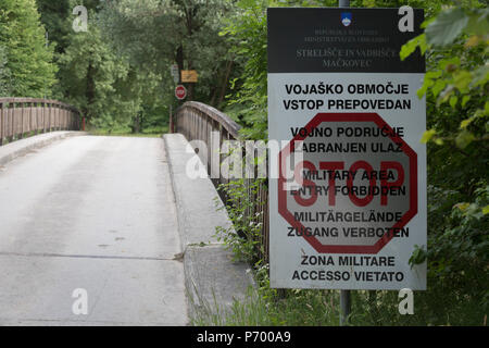 Un panneau interdisant l'entrée dans les domaines militaire et un Slovène bridge près du lac de Bled, le 18 juin 2018, à Bled, en Slovénie. Banque D'Images