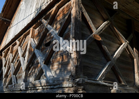 Les bois d'une grange slovène traditionnelle dans un village rural, le 19 juin 2018, à Bohinjska Bela, Bled, Slovénie. Banque D'Images