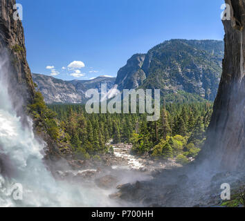 Yosemite Falls inférieur et la rivière Panorama Banque D'Images