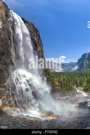 Yosemite Falls Panorama vertical inférieur Banque D'Images