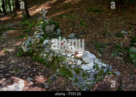 La tombe d'un Russe inconnu prisonnier de guerre à l'église en bois (Ruska Capela) construit par les prisonniers de guerre russes pendant la PREMIÈRE GUERRE MONDIALE, en l'honneur de leurs camarades qui sont morts la construction de la route du col de Vrsic Ruska (Cesta) près de Kranjska Gora, le 22 juin 2018, dans le parc national du Triglav, Alpes Juliennes, en Slovénie. Banque D'Images