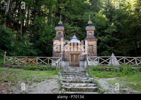 L'église en bois (Ruska Capela) construit par les prisonniers de guerre russes pendant la PREMIÈRE GUERRE MONDIALE, en l'honneur de leurs camarades qui sont morts la construction de la route du col de Vrsic Ruska (Cesta) près de Kranjska Gora, le 22 juin 2018, dans le parc national du Triglav, Alpes Juliennes, en Slovénie. Banque D'Images