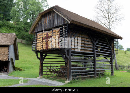 Une grange au slovène traditionnelle Rogatec Open Air Museum, très près de la frontière croate, le 24 juin 2018, à Rogatec, la Slovénie. Le musée de déplacé et restauré du xixe siècle et au début du xxe siècle, les bâtiments agricoles et maisons représente l'architecture populaire de la région sud de la Donacka Gora et Boc montagnes. Banque D'Images