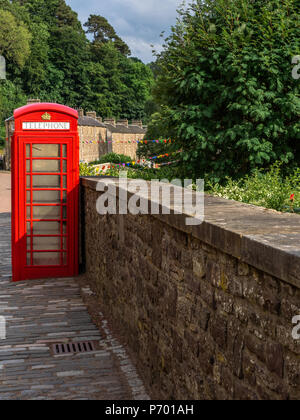 L'emblématique britannique rouge boîte de téléphone ou d'un kiosque une fois installé dans chaque ville et village avec un bureau de poste est en train de disparaître des rues de Brit Banque D'Images