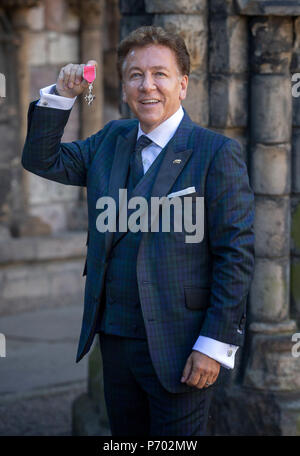 Présentateur de télévision et de radio Ross King après avoir reçu son (membre de l'ordre de l'Empire britannique) pour les services de MBE le théâtre de la reine Elizabeth II lors d'une cérémonie au palais de Holyroodhouse à Edimbourg. Banque D'Images