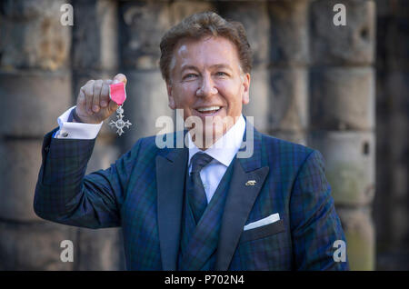 Présentateur de télévision et de radio Ross King après avoir reçu son (membre de l'ordre de l'Empire britannique) pour les services de radiodiffusion de MBE, les arts et la charité de la reine Elizabeth II lors d'une cérémonie au palais de Holyroodhouse à Edimbourg. Banque D'Images