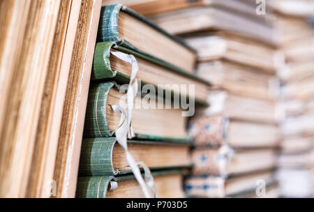 Pile de vieux millésime de la pile de livres focus sélectif détail sur les signets Banque D'Images