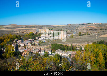 Eresma, vallée de la Vera Cruz et l'église Zamarramala vu de l'Alcazar. Segovia, Espagne. Banque D'Images