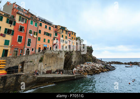 MANAROLA, ITALIE - 25 juin 2017 : Bel été l'un des cinq célèbres villages du Parc National des Cinque Terre en Ligurie, Italie, suspendue entre Ligu Banque D'Images