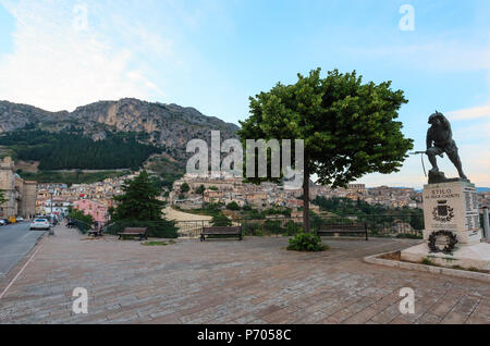 20/410, ITALIE - 10 juin 2017 : soirée médiévale crépuscule 20/410 famos Calabria - vue sur le village, dans le sud de l'Italie. Banque D'Images