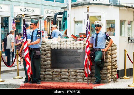 Le Checkpoint Charlie est devenu un symbole de la guerre froide, soit la séparation de l'Est et l'Ouest. Banque D'Images