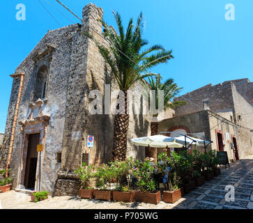 ERICE, ITALIE - 15 juin 2017 : vue sur la rue de la vieille ville médiévale de Erice, Trapani, Sicile, Italie Région Banque D'Images