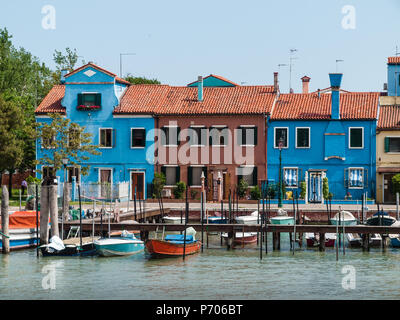 Bateaux amarrés devant des maisons colorées sur l'île de Burano, Venise, Italie Banque D'Images