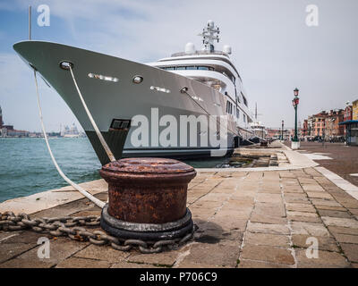 Super yacht, Saint Nicolas, amarré sur les rives du Grand Canal à Venise, Italie. Banque D'Images