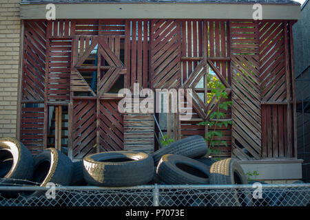 Pneus jetés en vignes et en bois Banque D'Images