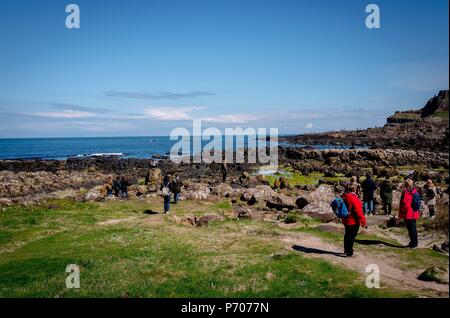 21/06/2018. L'Irlande du Nord, Royaume-Uni. La Chaussée des Géants en Irlande du Nord.Photo par Andrew Parsons Parsons/ Media Ltd Banque D'Images