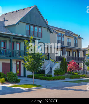 Connecté à deux étages maisons dans l'aube, Utah Banque D'Images