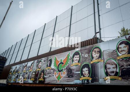 21/06/2018. L'Irlande du Nord, Royaume-Uni. L'Irlande du Nord. Photo prise le 28 avril 2018. Belfast, Irlande du Nord, Schlierbach Martyrs memorial garden, Belfast, Irlande du Nord. Placé près de la ligne de paix' dans la région de Shankill loyaliste. Toutes les chambre sont dans une cage de protection contre des objectifs qui sont jetés par dessus le mur. .Photo par Andrew Parsons Parsons/ Media Ltd Banque D'Images