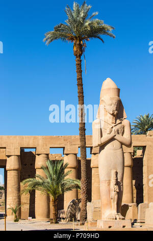 Egypte, Louxor, Temple de Karnak, statue colossale du Roi Ramsès II avec sa fille bent'anta Banque D'Images