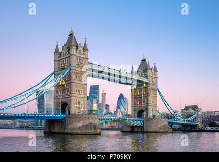 Royaume-uni, Angleterre, Londres. Tower Bridge sur la Tamise et les toits de Londres à l'aube. Banque D'Images
