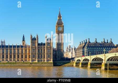 Royaume-uni, Angleterre, Londres. Le pont de Westminster, le Palais de Westminster et la tour de l'horloge de Big Ben (Elizabeth Tower). Banque D'Images