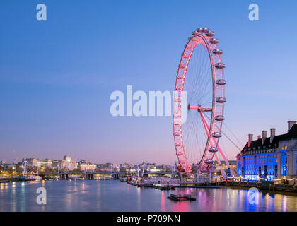 Royaume-uni, Angleterre, Londres. Roue London Eye sur la Tamise, à l'aube. Banque D'Images