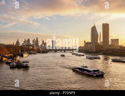 Vue sur la Tamise à Southwark et ville de Londres au lever du soleil, Londres, Angleterre, Royaume-Uni Banque D'Images