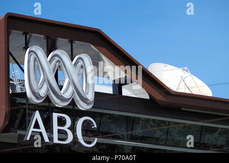 Melbourne, Australie - le 13 décembre 2017 : Logo et le mot-symbole de l'Australian Broadcasting Corporation sur un bâtiment à Melbourne Banque D'Images