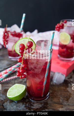 Cocktail au grand verre de groseille rouge et de chaux Banque D'Images