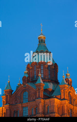La Finlande, Helsinki, la Cathédrale Orthodoxe Uspenski, soir Banque D'Images