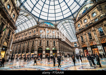 La beauté architecturale de l'intérieur de la galerie Vittorio Emanuele II, le célèbre centre commercial en face du Duomo de Milan, Italie Banque D'Images
